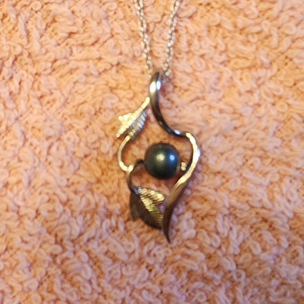 Leaf type necklace